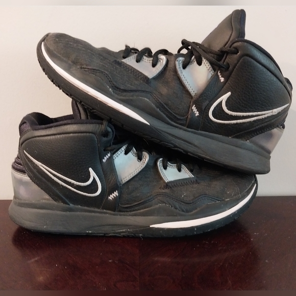 Nike Kyrie Infinity Black Metallic Silver Sneaker Size 11 - Picture 3 of 5